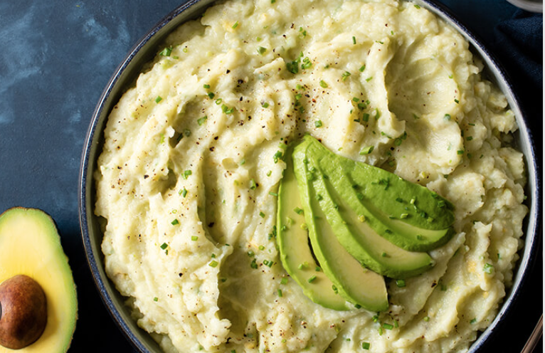 Rollitos de berenjena con carne picada con puré de papas cremoso y aguacate